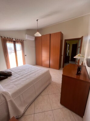 3 Schlafzimmer, Zimmersafe, Schreibtisch, Bügeleisen/Bügelbrett