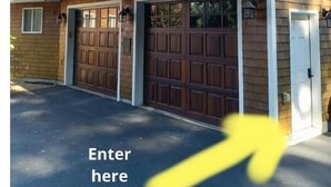 Una casa de dos pisos con garaje y entrada para vehículos.