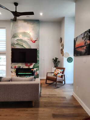 Smart-TV, Kamin, Bücher