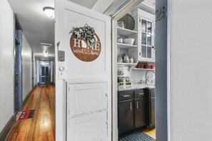 Interior - The Diplomat: A Charming Flat with a Balcony and Parking Pass! (Savannah)