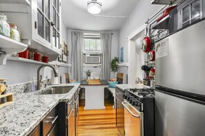 Fridge, microwave, oven, stovetop - The Diplomat: A Charming Flat with a Balcony and Parking Pass! (Savannah)