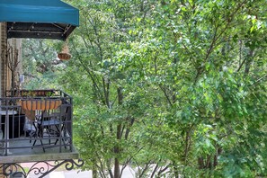 Outdoor dining - The Diplomat: A Charming Flat with a Balcony and Parking Pass! (Savannah)
