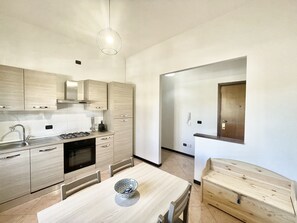 ثلاجة، فرن، موقد طهي مسطح، غسالة أطباق