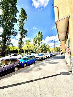 المنطقة المحيطة بالمنشأة