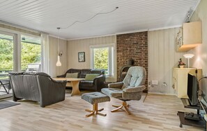 TV, fireplace - Beautiful home in Toftlund with WiFi (Toftlund)