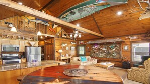 A rustic interior with wooden walls, a large fish tank, and a star-shaped table centerpiece. - #1 Top-Rated Waterfront Lodge on Lake Fork Pet Friendly (Alba)