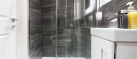 Casa | Baño | Regadera, secadora de cabello, toallas