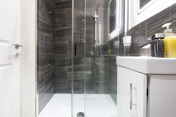 Casa | Baño | Regadera, secadora de cabello, toallas 