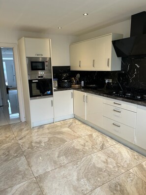 Maison | Cuisine privée | Réfrigérateur, micro-ondes, four, plaque de cuisson