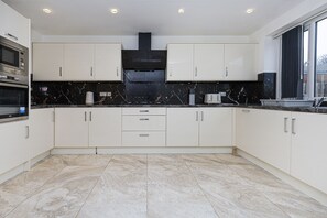 Maison | Cuisine privée | Réfrigérateur, micro-ondes, four, plaque de cuisson