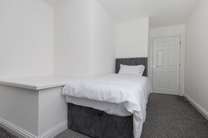 Talo | 4 makuuhuonetta, silitysrauta/-lauta, ilmainen Wi-Fi, vuodevaatteet