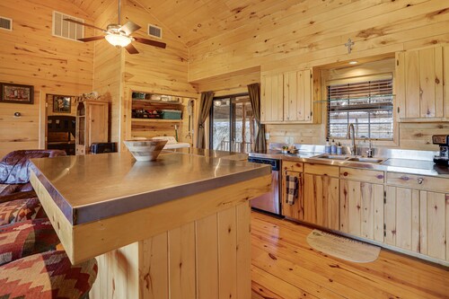 Hilltop Concan Cabin w/ Garner State Park Views!