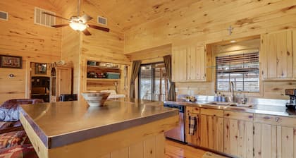 Hilltop Concan Cabin w/ Garner State Park Views!