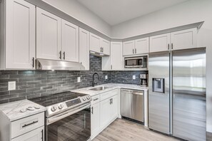 Réfrigérateur, micro-ondes, plaque de cuisson, lave-vaisselle