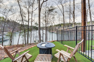 Seneca Vacation Rental | 2BR | 2BA | 1,950 Sq Ft | Step-Free Access