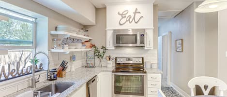 Réfrigérateur, micro-ondes, plaque de cuisson, lave-vaisselle