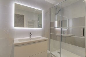 Douche, sèche-cheveux, serviettes fournies, savon