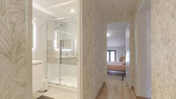 4 室のベッドルーム、WiFi、ベッドシーツ