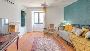 A room with a bed, a chair, a table, and a window. - Gîte La Terrasse, near CNPE and Via Rhôna, ideal for cycling enthusiasts! (Lagnieu)