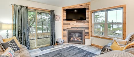 TV, fireplace