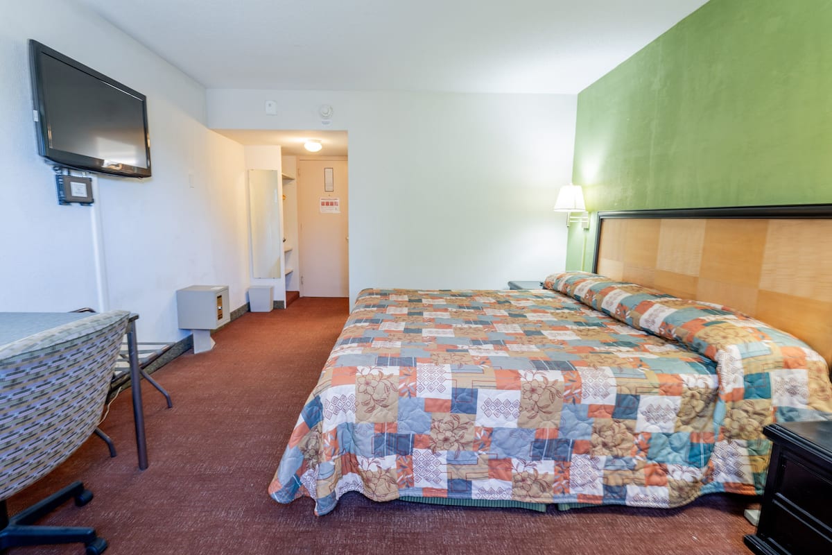 Economy eenpersoonskamer | 1 slaapkamer, een bureau, een laptopwerkplek, gratis wifi
