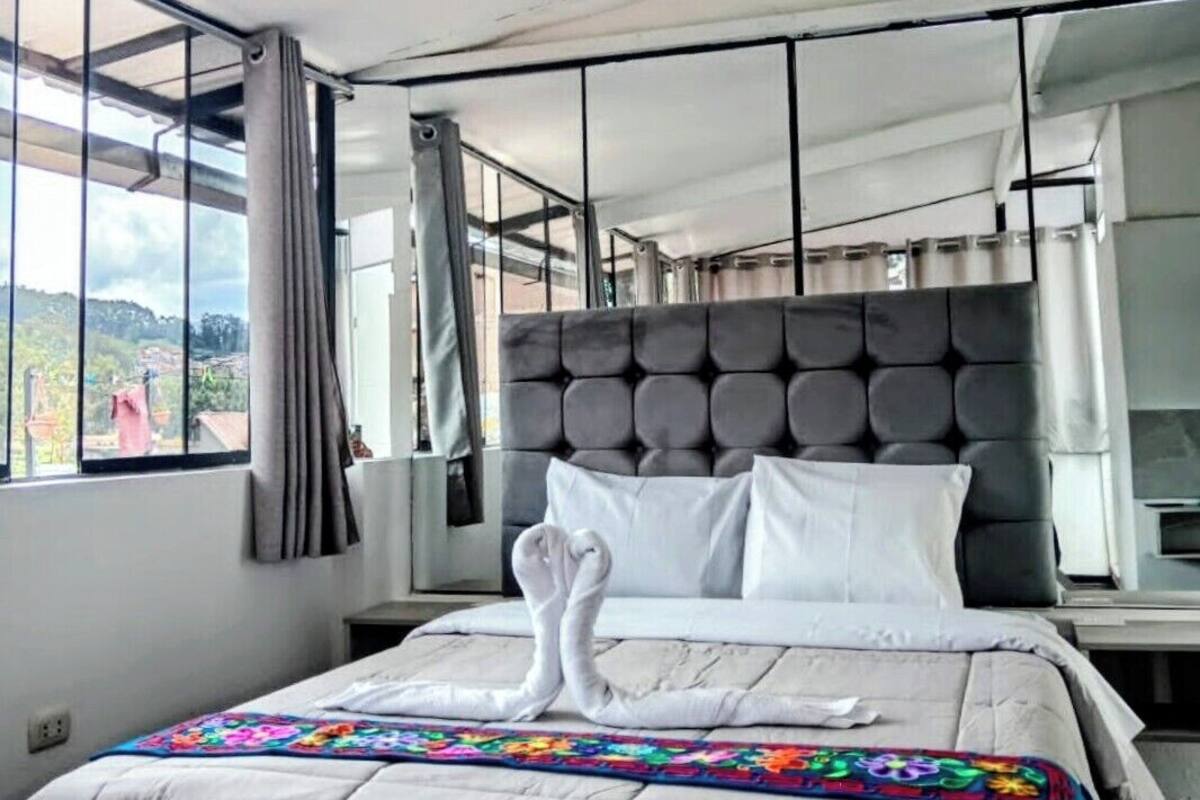 Une chambre d’hôtel dotée d’un grand lit, offrant une vue sur l’extérieur et présentant un design moderne.
