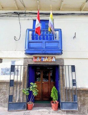 Front of property - HOSTAL LA RASA (Cusco)