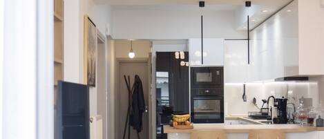 Réfrigérateur, four à micro-ondes, un four, surface de cuisson