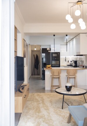 冷蔵庫、電子レンジ、オーブン、コンロ