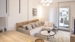 Ein modernes Wohnzimmer mit einer Couch, einem Couchtisch und einem Fernseher.