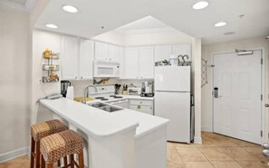 Refrigerador, microondas, horno, placa de cocina
