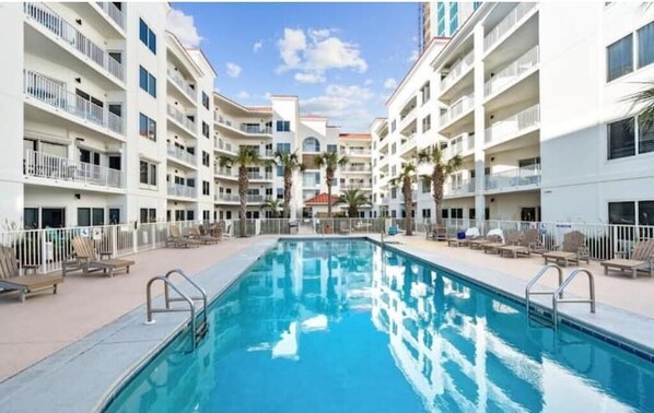 Una piscina al aire libre, una piscina climatizada
