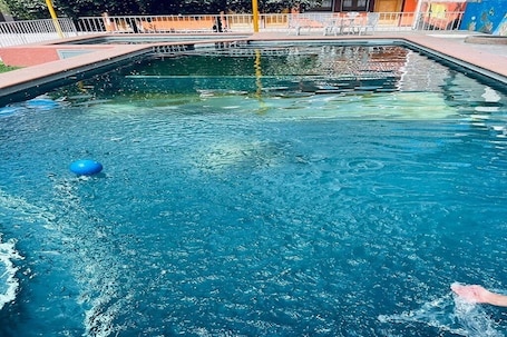 Una piscina al aire libre. DEPARTAMENTO EN EL HOTEL CUATRO CAMINOS