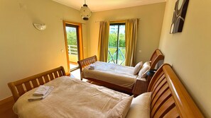 4 chambres, fer et planche à repasser, draps fournis