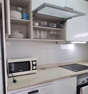 Mikrobølgeovn, ovn, kokeplater og oppvaskmaskin