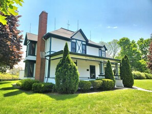 Exterior - The Smith House Retreat w/HotTub, Bikes, Game/Movie Room, 10mins to Frankenmuth (Vassar)