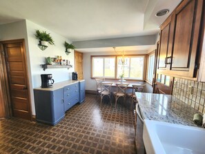 Fridge, microwave, oven, stovetop - The Smith House Retreat w/HotTub, Bikes, Game/Movie Room, 10mins to Frankenmuth (Vassar)
