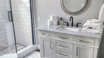 Douche, sèche-cheveux, serviettes fournies, savon