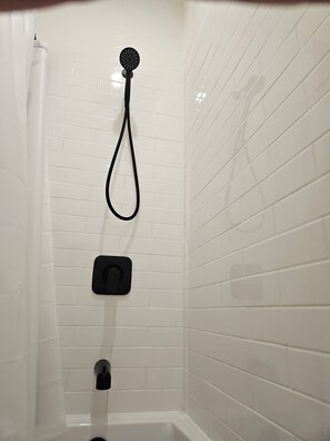 Hair dryer, towels, soap, shampoo - Full home in Lake Country BC, 5 min east of Kelowna Airport ,Okanagan Paradise (Kelowna)