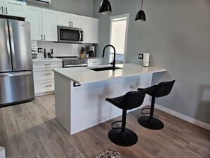 Fridge, microwave, oven, stovetop - Full home in Lake Country BC, 5 min east of Kelowna Airport ,Okanagan Paradise (Kelowna)