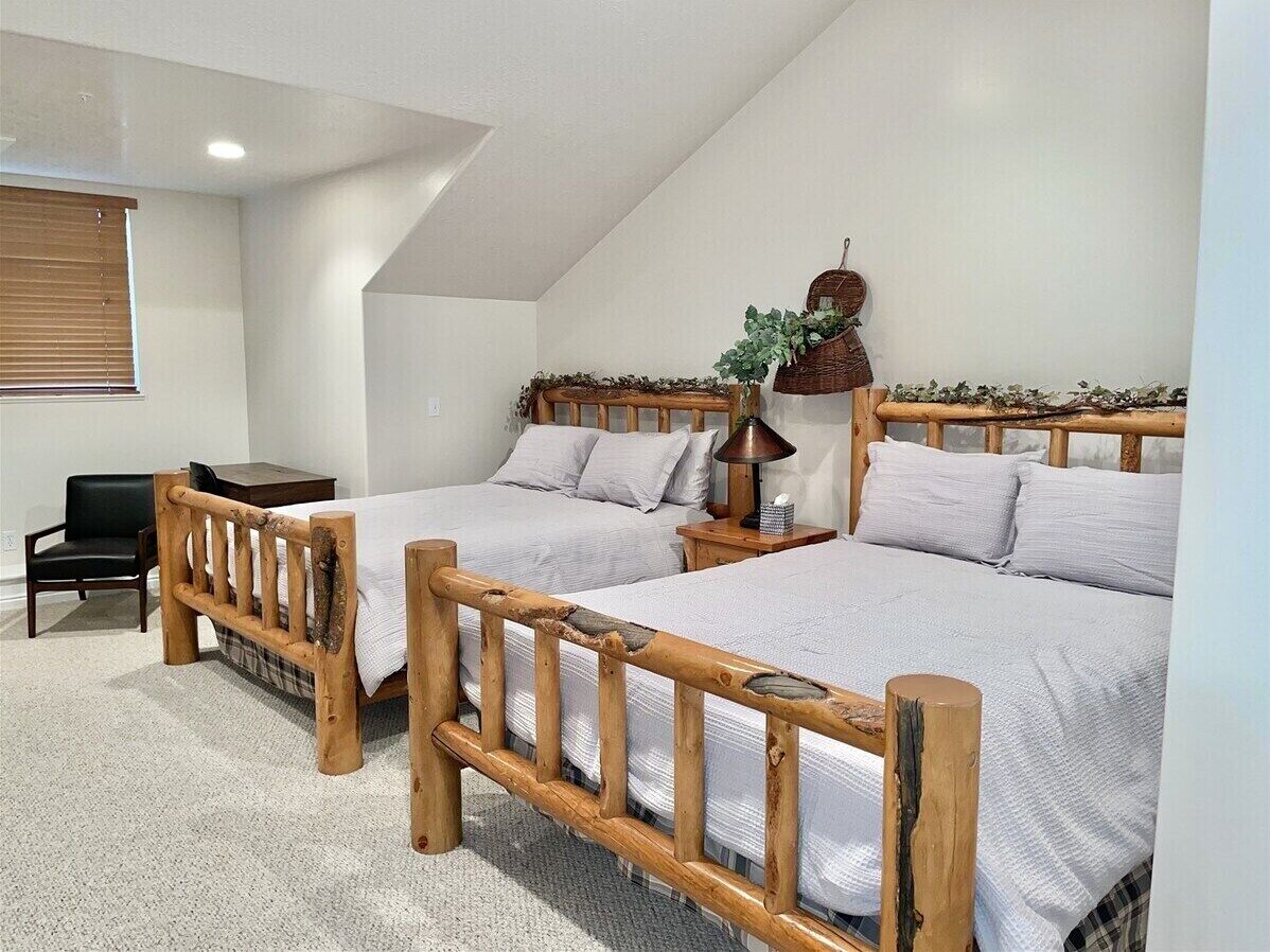 2 bedrooms, desk, iron/ironing board, WiFi