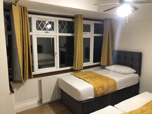 3 habitaciones, tabla de planchar con plancha, wifi y ropa de cama