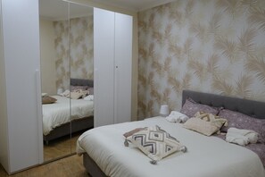1 bedroom, iron/ironing board, travel cot, free WiFi - Starflat, cozy apartment in the heart of Naples. (Napoli)