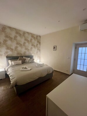 1 bedroom, iron/ironing board, travel cot, free WiFi - Starflat, cozy apartment in the heart of Naples. (Napoli)