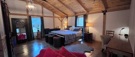 3 bedrooms, in-room safe, desk, free WiFi