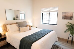 4 bedrooms, iron/ironing board, WiFi, bed sheets