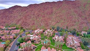 A residential area with houses, a central courtyard, and a mountain backdrop. - Condo paradise in Indian Wells. (Indian Wells)