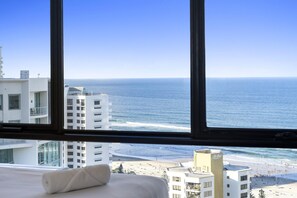Beach - Aegean - 2 Bedroom Ocean View Apertment (Surfers Paradise)