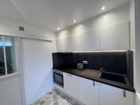 Fridge, microwave, oven, stovetop - Appartement Chaleureux Portes de Paris (Aubervilliers)