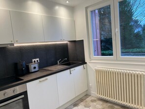 Fridge, microwave, oven, stovetop - Appartement Chaleureux Portes de Paris (Aubervilliers)